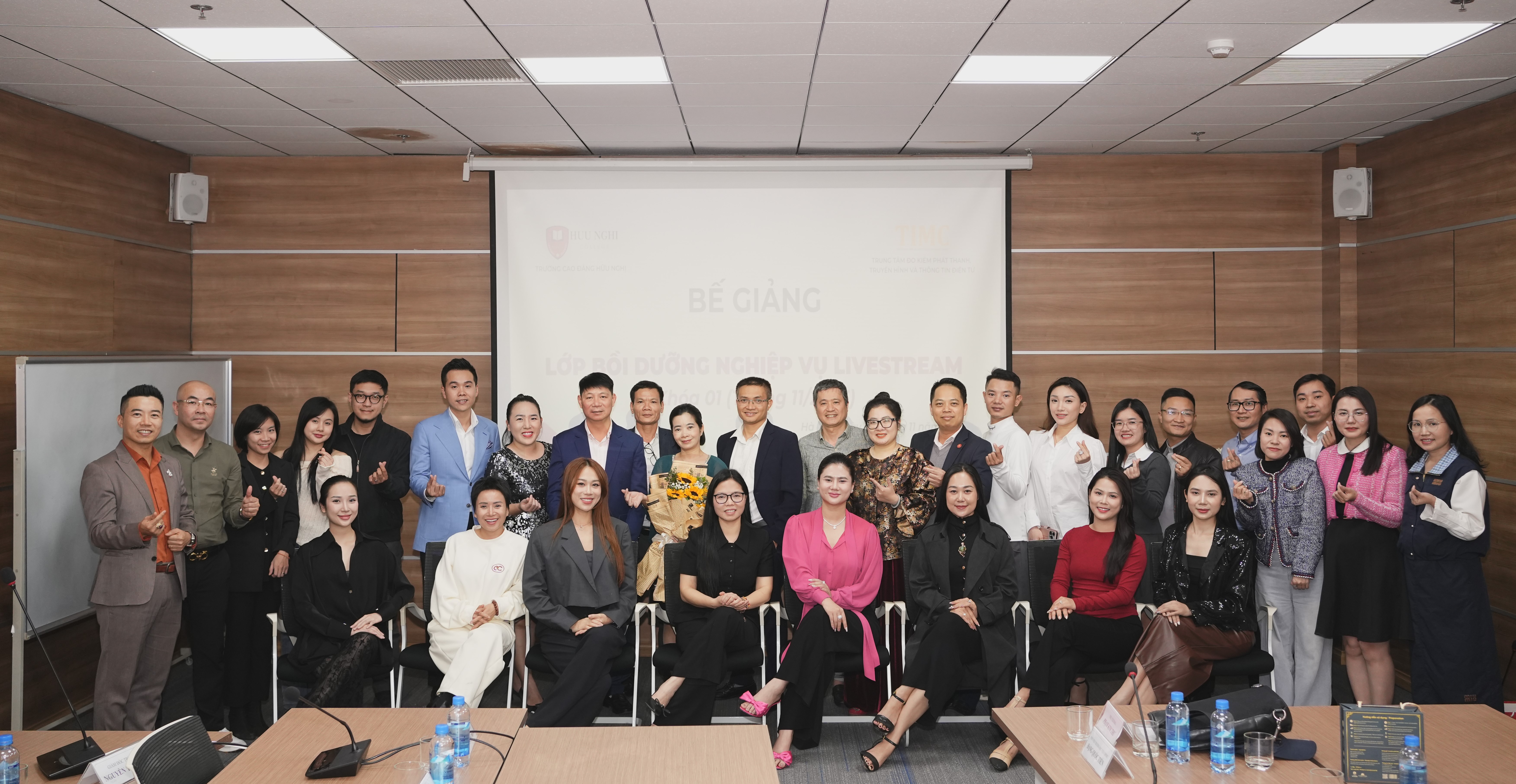 Bế giảng Lớp bồi dưỡng nghiệp vụ Livestream – Khóa 01, ông Nguyễn Thanh Hải – Giám đốc trung tâm đo kiểm phát thanh truyền hình và thông tin điện tử (PTTH&TTĐT), Cục PTTH&TTĐT, TS.Phạm Kim Thư – Hiệu trưởng Trường Cao đẳng Hữu Nghị, Lớp bồi dưỡng nghiệp vụ Livestream