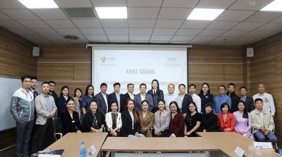 Cục trưởng Cục phát thanh, Truyền hình và Thông tin điện tử Lê Quang Tự Do, Giám đốc TTĐKPTTH&TTĐT Nguyễn Thanh Hải, TS. Phạm Kim Thư - Hiệu trưởng Trường Cao đẳng Hữu Nghị 