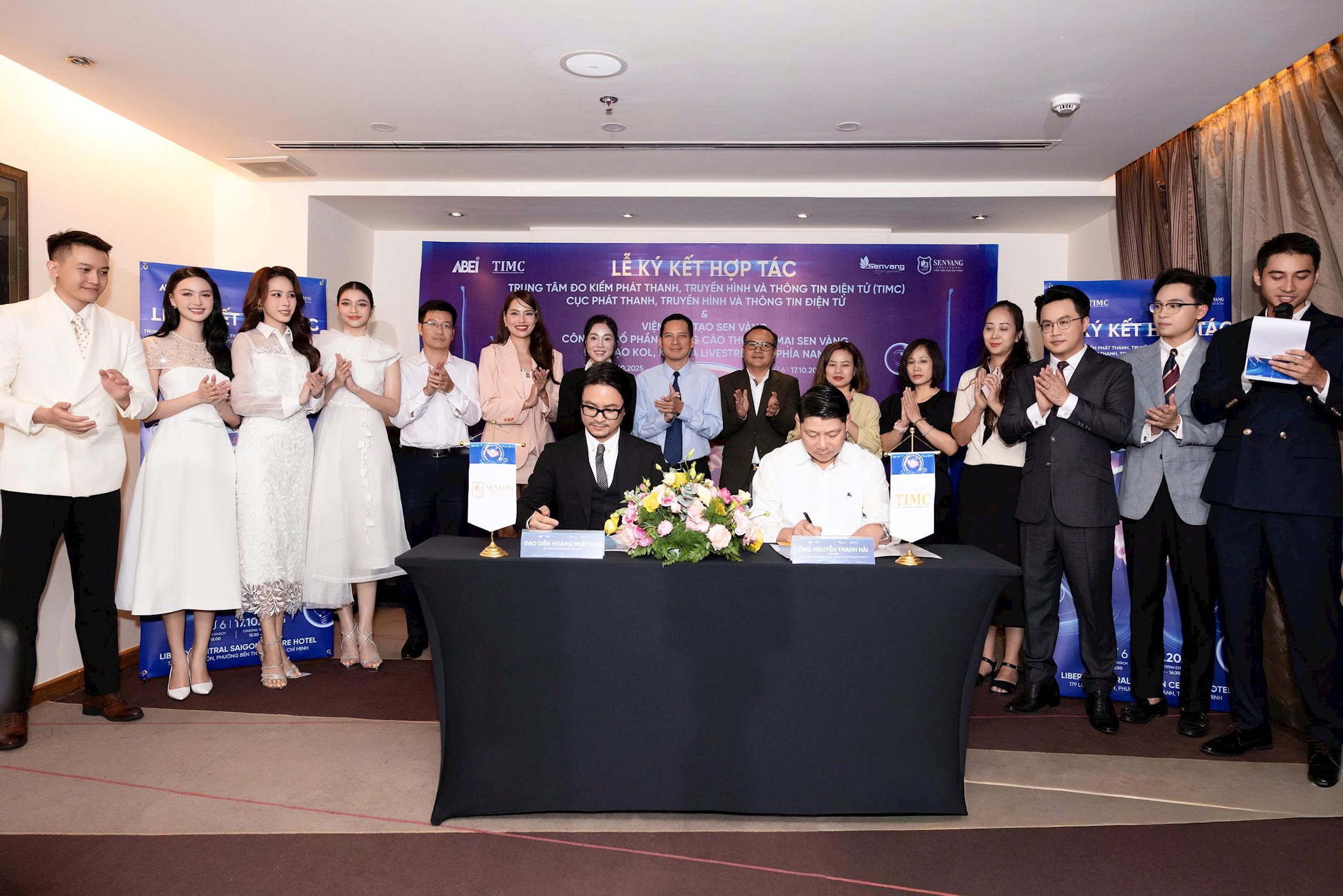 Ông Lê Quang Tự Do, Cục trưởng Cục phát thanh, truyền hình và Thông tin điện tử; Đạo diễn Hoàng Nhật Nam, Viện trưởng Viện đào tạo Sen Vàng; Ông Nguyễn Thanh Hải, Giám đốc Trung tâm đo kiểm phát thanh, truyền hình và Thông tin điện tử; Viện Đào tạo Sen Vàng chương trình đào tạo KOL, KOC và livestream
